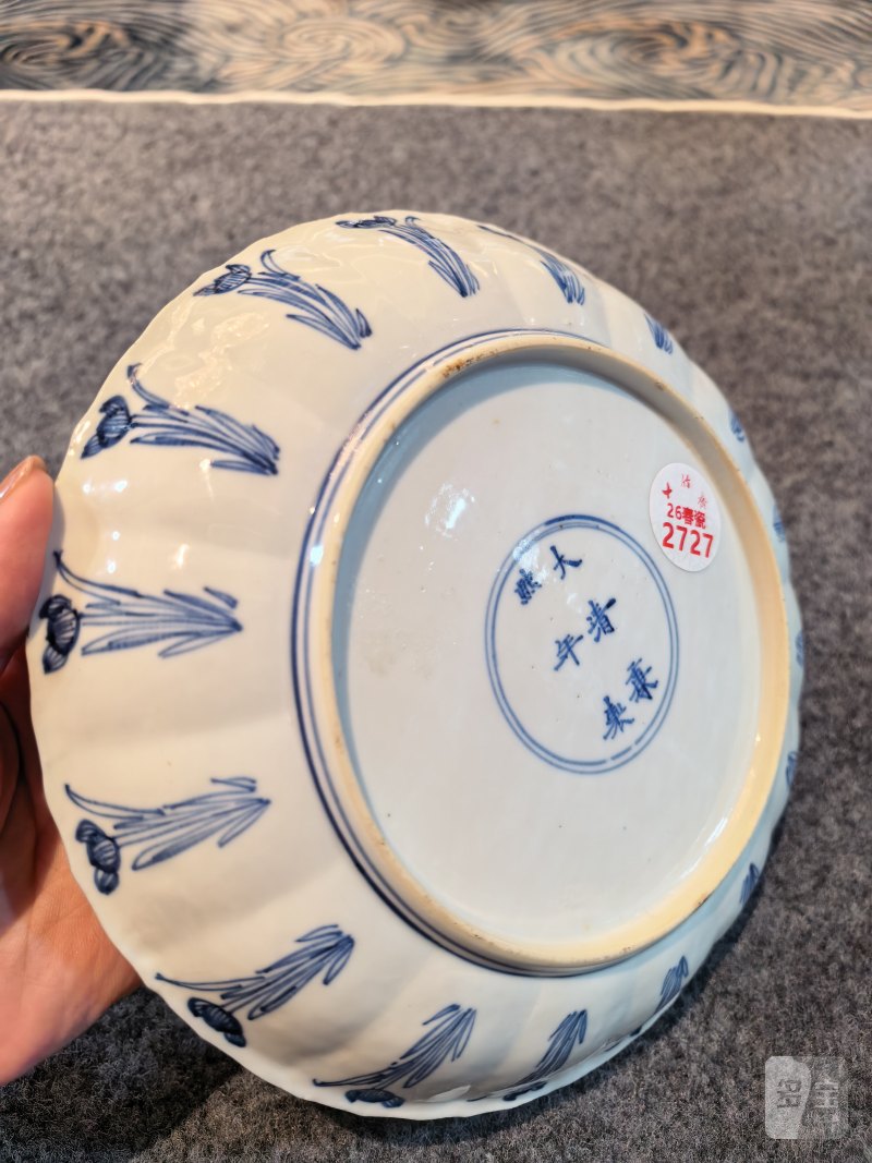 清康熙 青花人物瓜棱型盘一对 - 图11